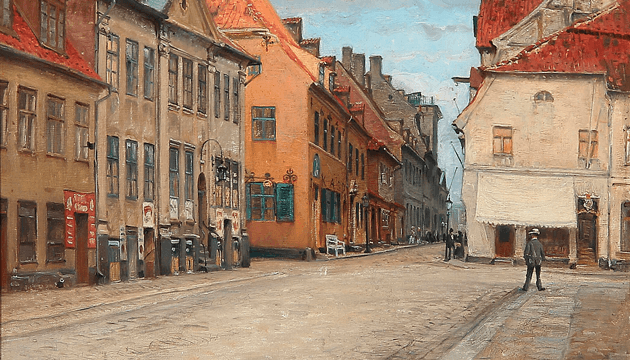 Strandgade i Helsingør omkr. 1900. I karéen til højre lå et gæstgiveri. Her indkvarterede en svensk skibspassager sig i 1710. Han var smittet med pesten, som dermed kom til Danmark. Epidemien krævede på få måneder tusinder af menneskeliv i Helsingør og København. Karéen blev nedrevet i 1939, og her er nu parkeringsplads. Oliemaleri af Peter Tom-Petersen. (Privateje. Foto: Bruun-Rasmussens Auktioner).