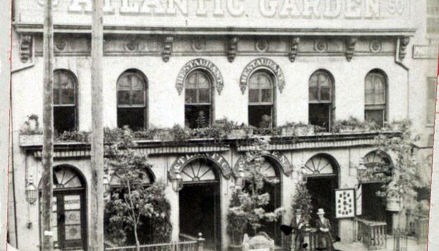 Atlantic Garden i New Yorks tyske kvarter i 1890 – i dag Chinatown på Manhattans Lower East Side. Ud over øl kunne man også få patentmedicin og mavebitter efter tysk opskrift. (Wikipedia)