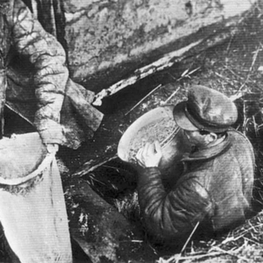 Det lykkedes ikke for denne familie at skjule det sidste korn. Foto: Holodomor Digital Collections.