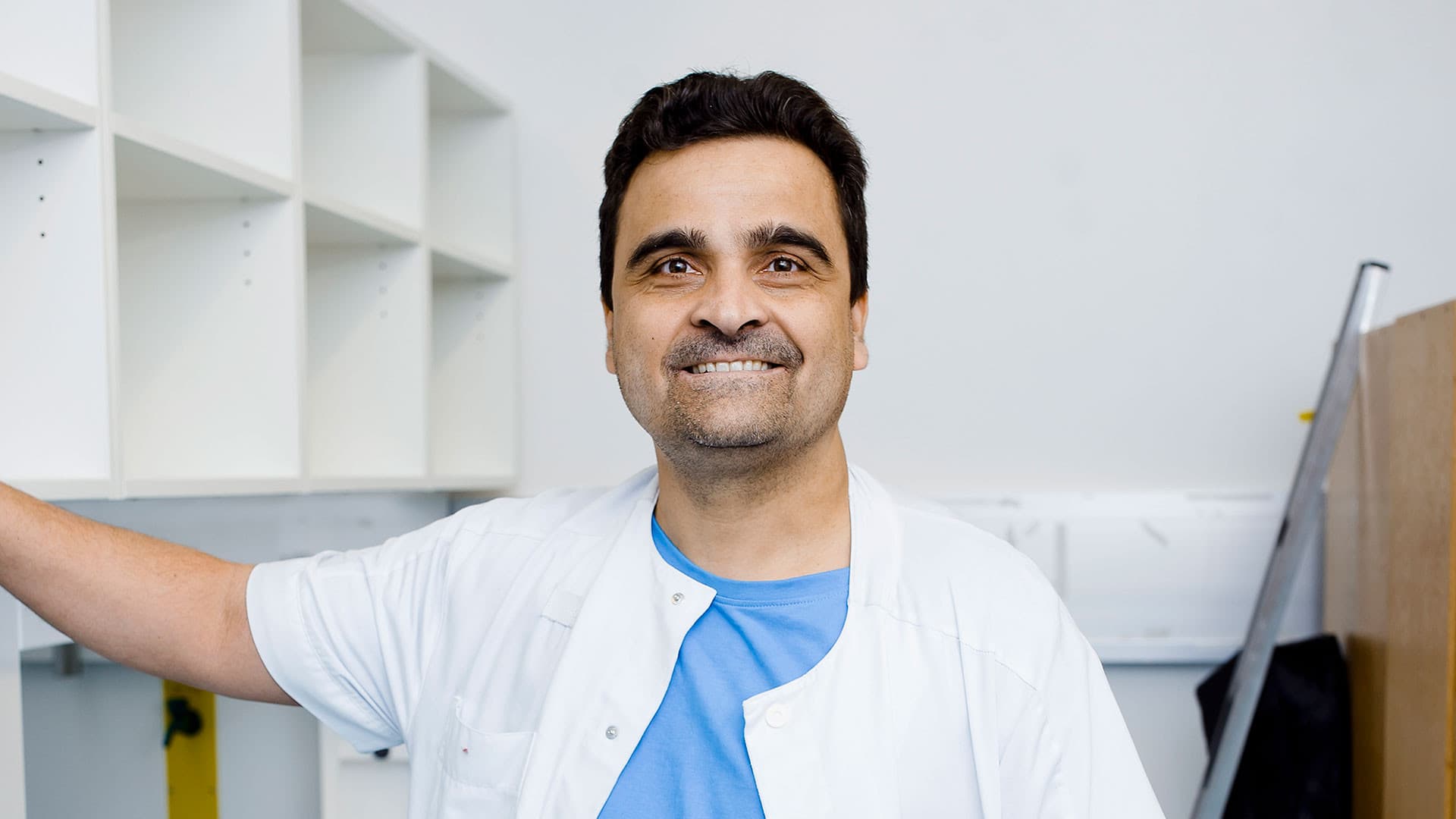 Der arbejdes hårdt på at bygge laboratorier på den gamle fødegang på Herlev Hospital. Der skal bl.a. gøres klar til et forsøg, hvor mænd med dårlig sædkvalitet behandles med placebo eller medicin mod knogleskørhed, fortæller forskningsleder Martin Blomberg Jensen. Foto: Claus Boesen