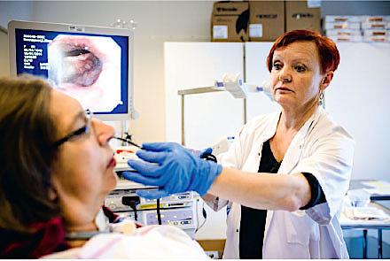 Vurdering af synkefunktion med fiberendoskopisk undersøgelse hos en patient med svær dysfagi. Foto: Mathias Fløe Lind.