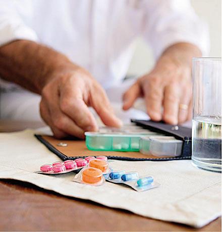 Den massive medicinering af komorbide ældre anses af mange patienter som en byrde. I livets sidste fase bør færre daglige tabletter være et behandlingsmål i sig selv.