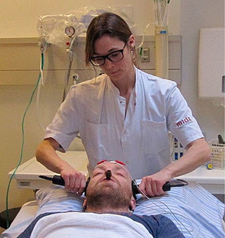 Ved elektrokonvulsiv terapi ledes en svag strøm igennem hjernen, hvilket udløser et epi­lepsilignende krampe­anfald (modelfoto). 