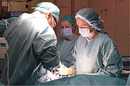 Højrisikoprocedure, såsom større mave-tarm-kirurgi, er forbundet med en markant øget risiko for myokardieskade i det perioperative forløb.