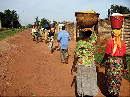 Lange afstande kan være en udfordring for patienter og pårørende i Rwanda. Foto: Carina Winkler Sørensen.