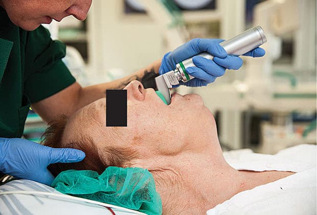 Laryngoskopet bruges til at få indblik forud for intubation. Patienten skal være fastende for at minimere risikoen for aspiration.