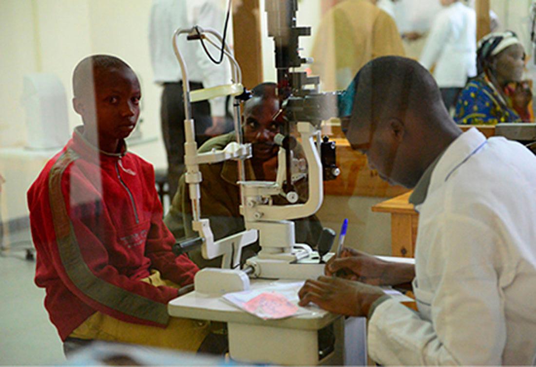 En opthalmic clinical officer (OCO) undersøger en patient på en øjenklinik i Rwanda. 