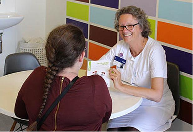 Den unge patient informeres mundtligt og skriftligt om tavshedspligten og dens begrænsninger i starten af konsultationen. (Foto: Anna Sofie Lisbjerg).