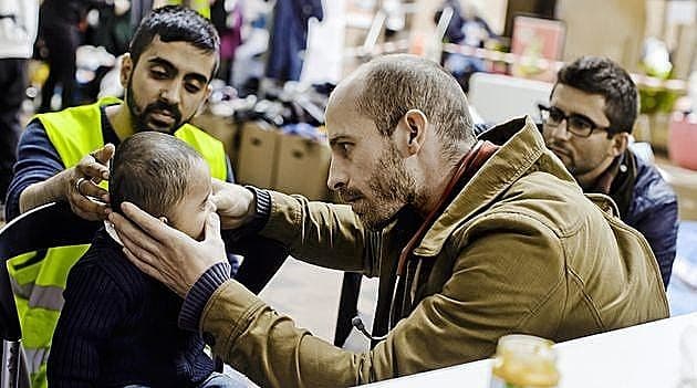 Læge Johan Stender undersøger et nyankommet flygtningebarn på Hovedbanegården i 2015. Foto: Claus Boesen