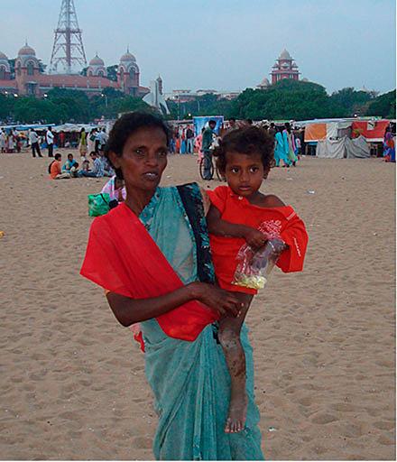 Kvinde med datter i Chennai, Indien. 
