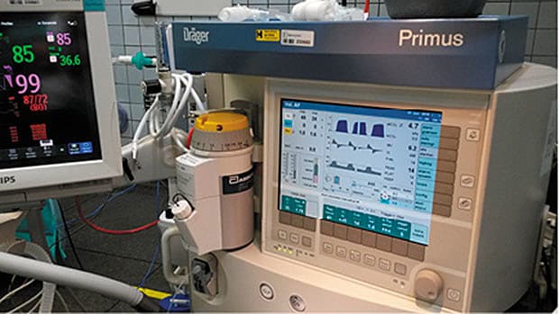 Respirator og monitor med informationer om iltbehandling under universel anæstesi.
