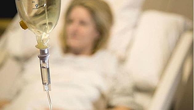 Rabdomyolyse kan ses som en sjælden komplikation i forbindelse med tilstande med katabolisme og elektrolytforstyrrelser, herunder hyperemesis gravidarum. Behandlingen består i tidlig aggressiv intravenøs væsketerapi og forcerede diureser.