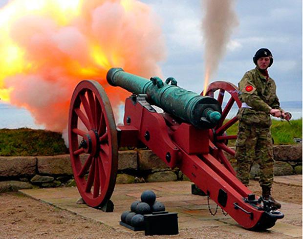 Salut fra Kronborg i anledning af HM Dronningens fødselsdag i 2015. Foto: Flemming Stumpe. Forsvarsgalleriet.