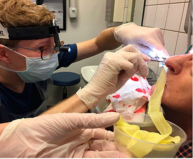 Behandling af næseblødning på en øre-næse-hals-akutstue.