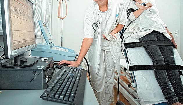 Vippelejetest. Puls og blodtryk monitoreres kontinuert med patienten i liggende hvile og med lejet vippet til 60°. (Foto: Claus Peuckert).