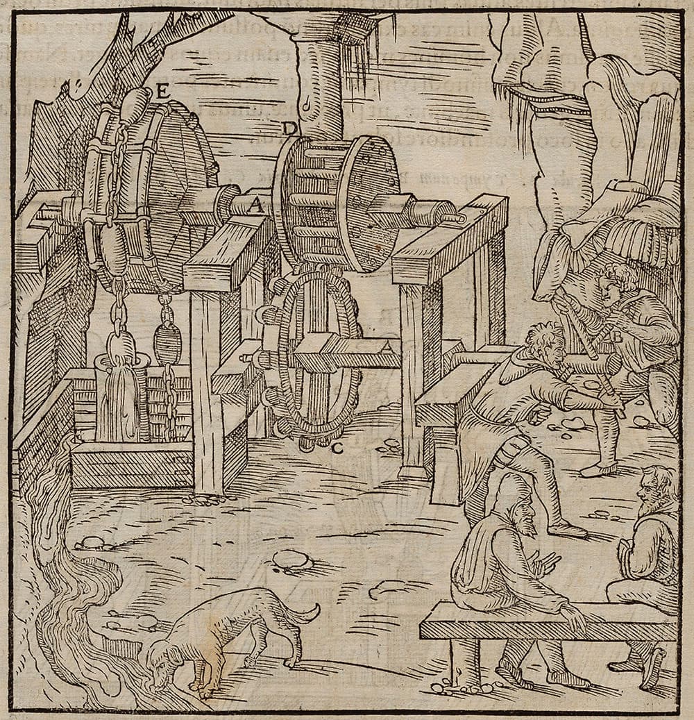 Med et stagnerende eller faldende befolkningstal skulle der tænkes kreativt for at udnytte arbejdskraften bedst muligt. Fra slutningen af 1300-tallet tog den teknologiske udvikling fart. Med avancerede udvekslinger og gear kunne såvel vand- og vindkraften som menneskelige kræfter udnyttes mere effektivt. Træsnittet fra 1556 er fra et værk om teknologien inden for minedrift. Ved hjælp af en sindrig udveksling kan to mand trække vand op fra mineskakten (Wellcome Library).