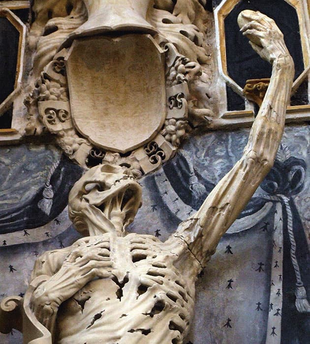 Den sorte død førte til en morbid optagethed af døden. Fra at være set som en fredfyldt overgang blev døden nu opfattet som en ødelæggende fjende, og gravmonumenter blev til makabre påmindelser om jordelivets forgængelighed. Hertug Antoine af Lorraine (1489-1549) rejste i 1500-tallet dette gravmæle over sin afdøde bror. Kunstneren lader den døde løfte sit hjerte mod himlen, mens kroppen går i opløsning. Monument ses i St. Etienne-kirken i byen Bar-le-Duc (foto: Wikimedia).