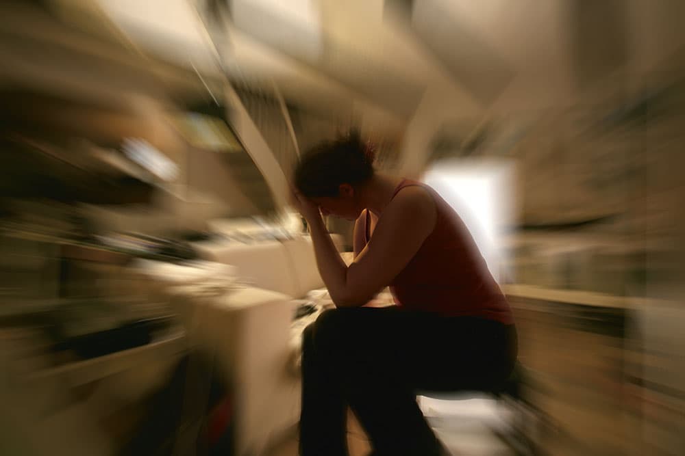 Stress, udbrændthed og belastningsreaktioner er velkendte i det 21. århundrede, og lægens diagnose kan være afgørende for, hvordan tilstanden forstås, og hvilken type omsorg, støtte og behandling patienten modtager. Den stigende ikkelægelige brug af diagnoser udgør ifølge forfatterne en risiko for udvanding eller direkte misbrug af diagnosens funktion (foto: Colourbox).