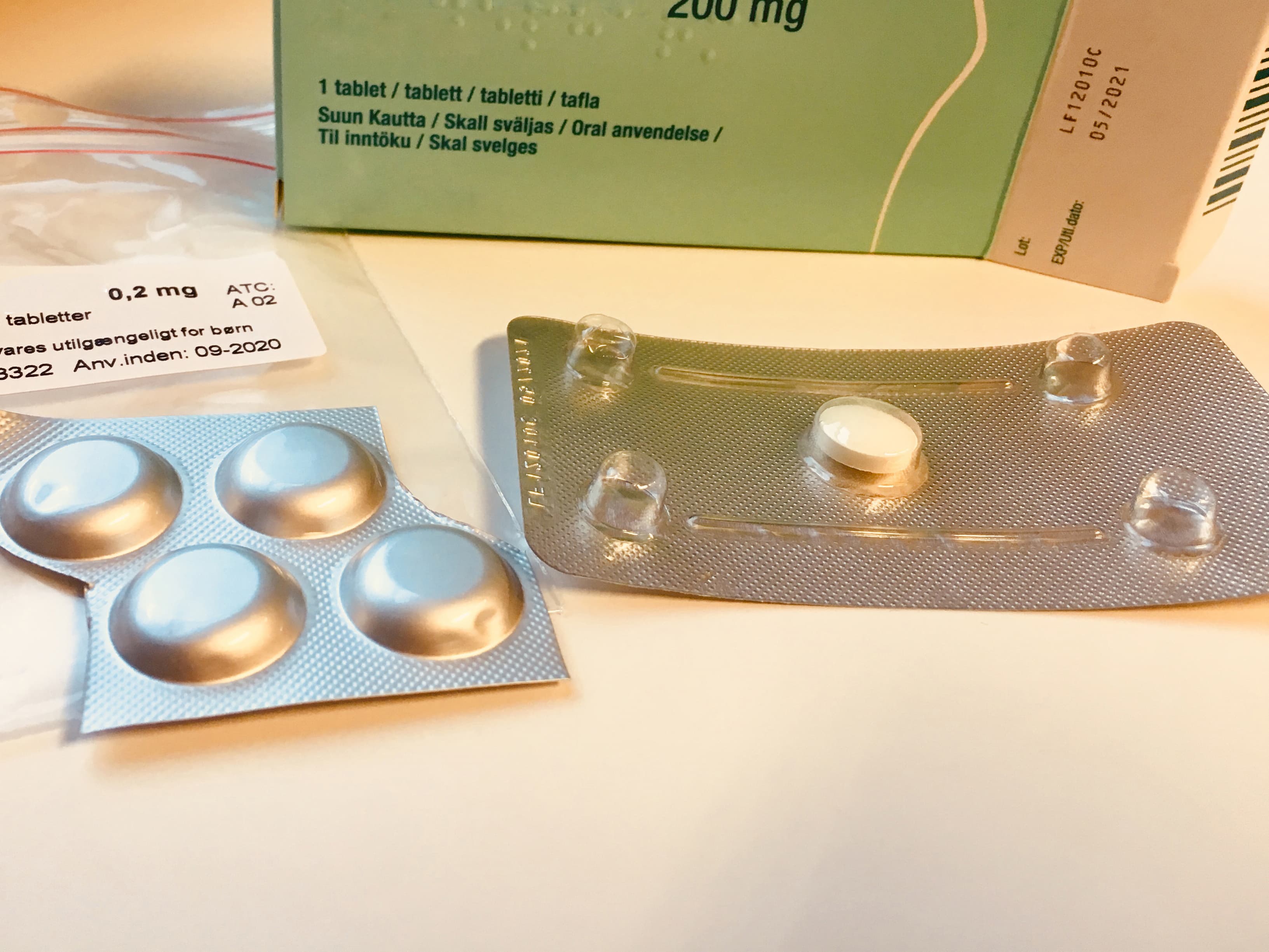 Medicinsk provokeret abort foregår ved at give tablet mifepriston på førstedagen, hvilket dilaterer cervix og øger myometriets følsomhed for prostaglandier, derefter gives uteruskontraherende tablet misoprostol dagen efter.