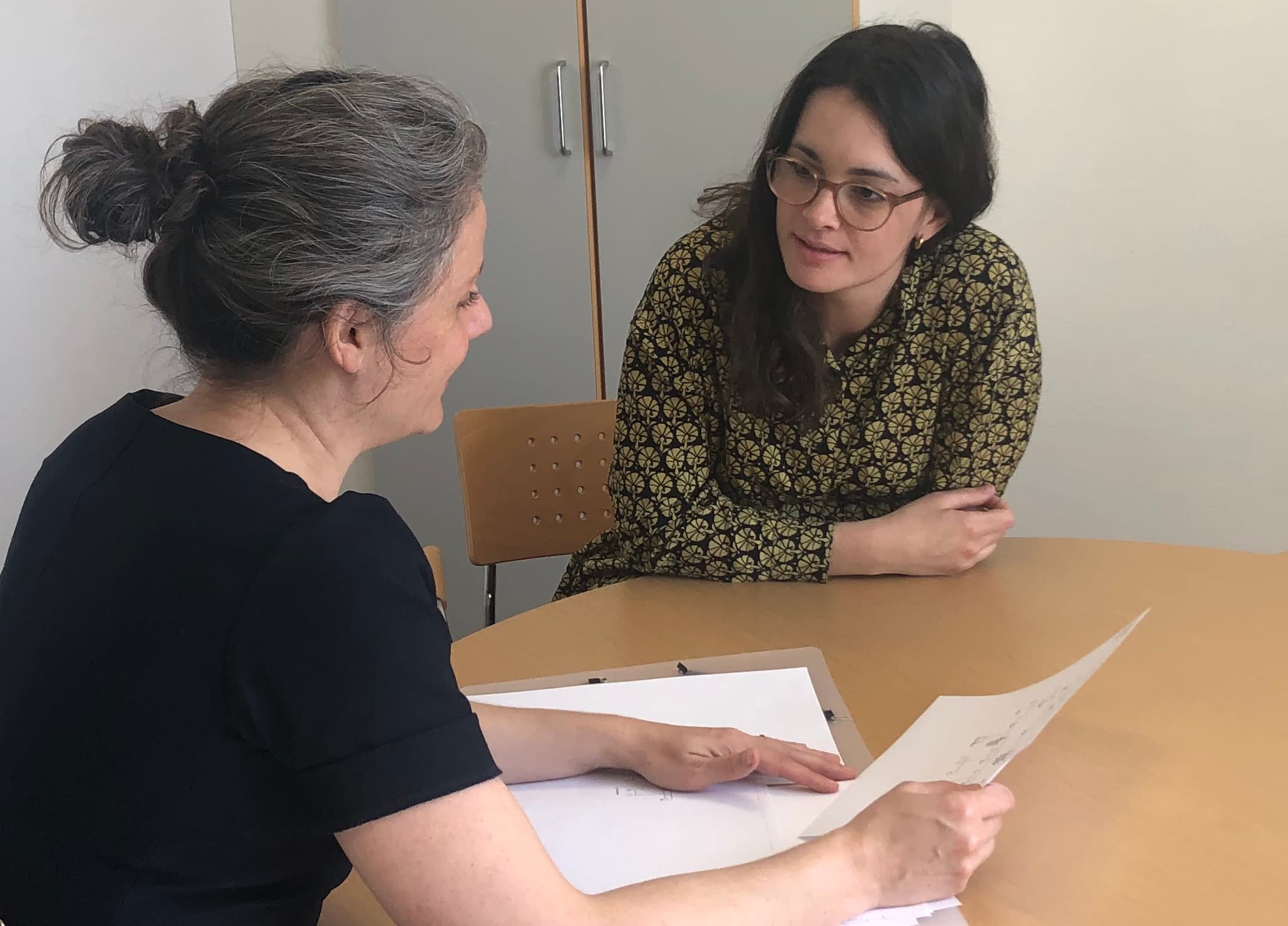 Klinisk genetisk rådgivning. På de klinisk genetiske afdelinger tilbydes der udredning og rådgivning til familier, hvor der er mistanke om arvelig sygdom. I forbindelse med den gene­tiske udredning optegnes et stamtræ over familien, journalmateriale på afficerede familiemedlemmer gennemgås, muligheder for molekylærgenetisk analyse og eventuelle etiske samt forsikringsmæssige problemstillinger diskuteres med patienten. Eventuelt henvises patienten efter endt udredning til et relevant kontrolprogram.