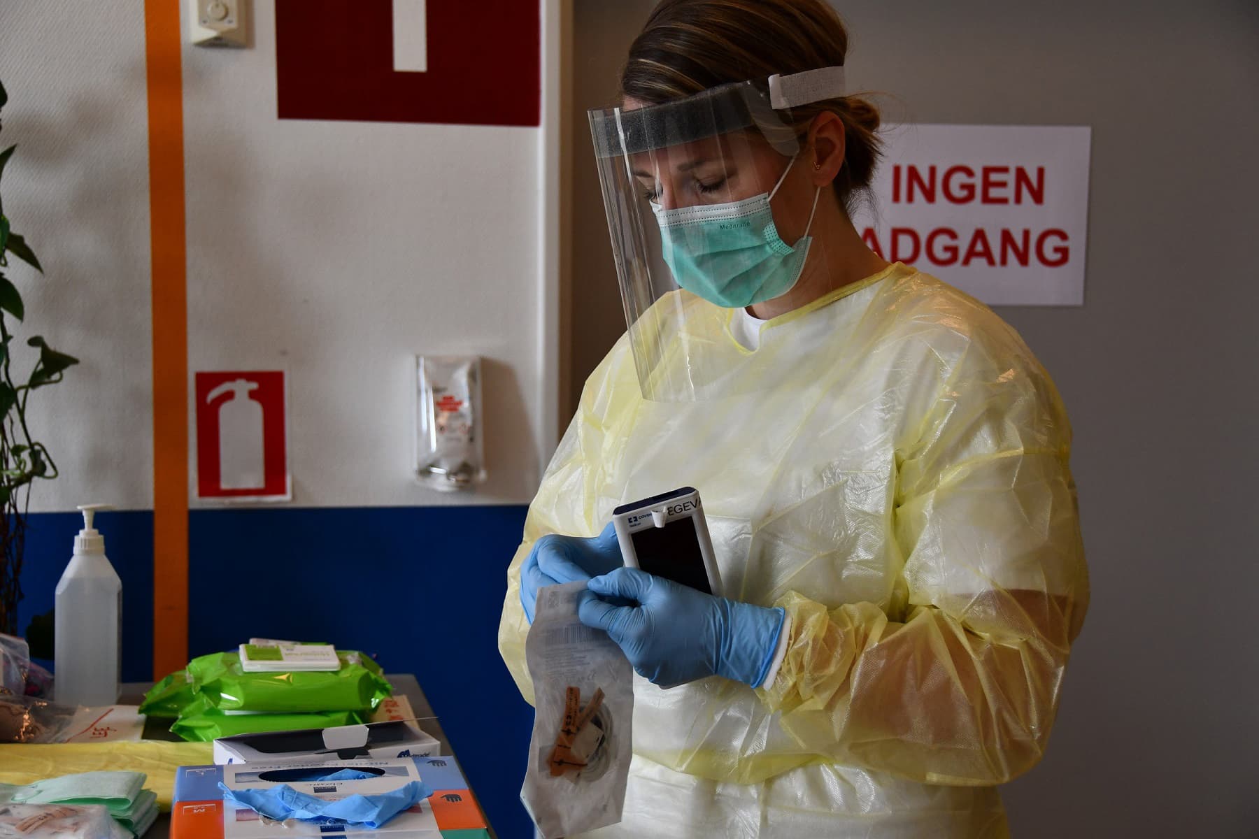 Sygeplejerske gør klar til at modtage nyindlagt patient med COVID-19. Foto: Amager og Hvidovre Hospital