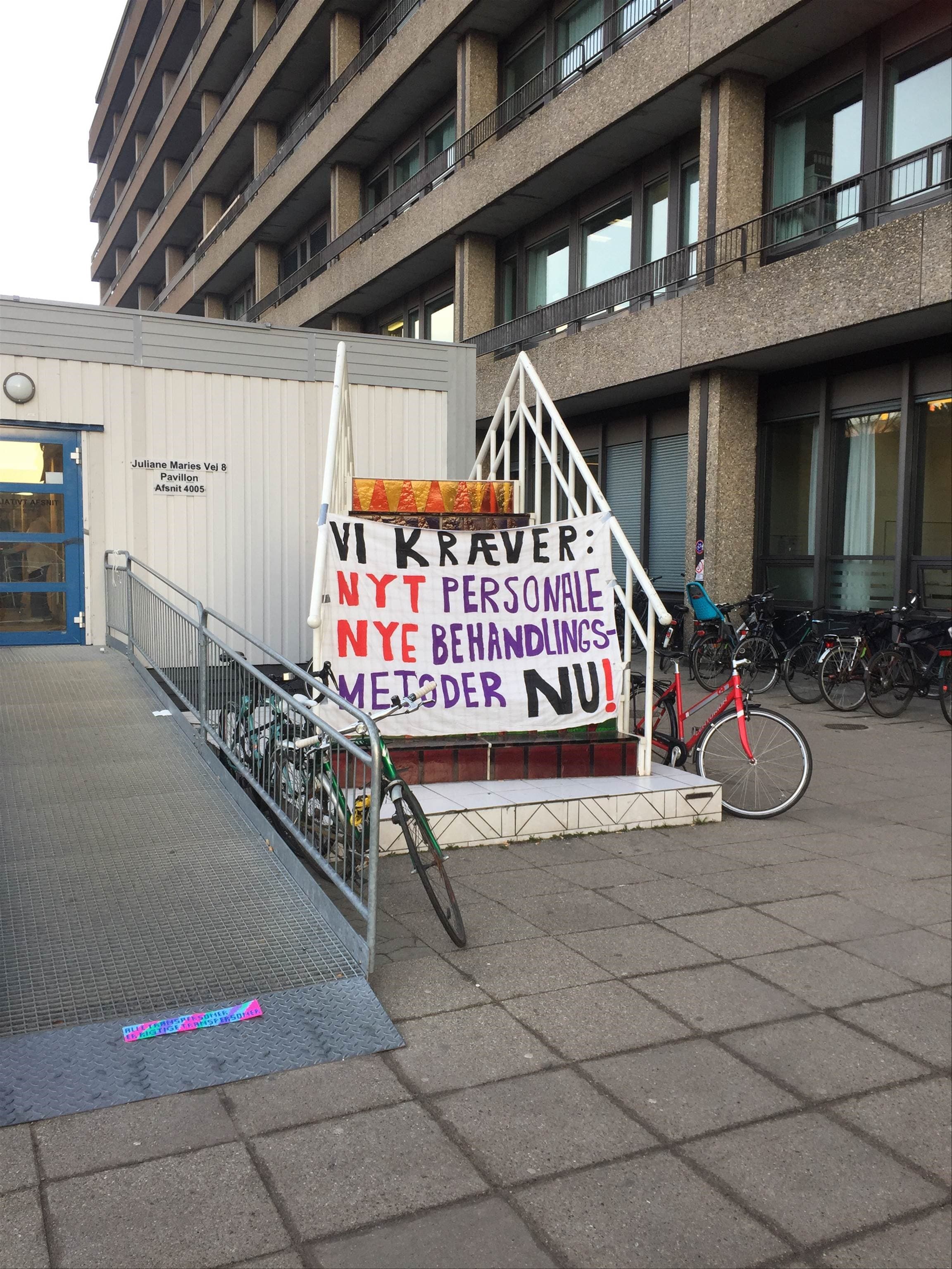 En tidlig morgen foran Center for Kønsidentitet på Rigshospitalet, blot fire uger efter centerets åbning! (foto ved forfatteren)