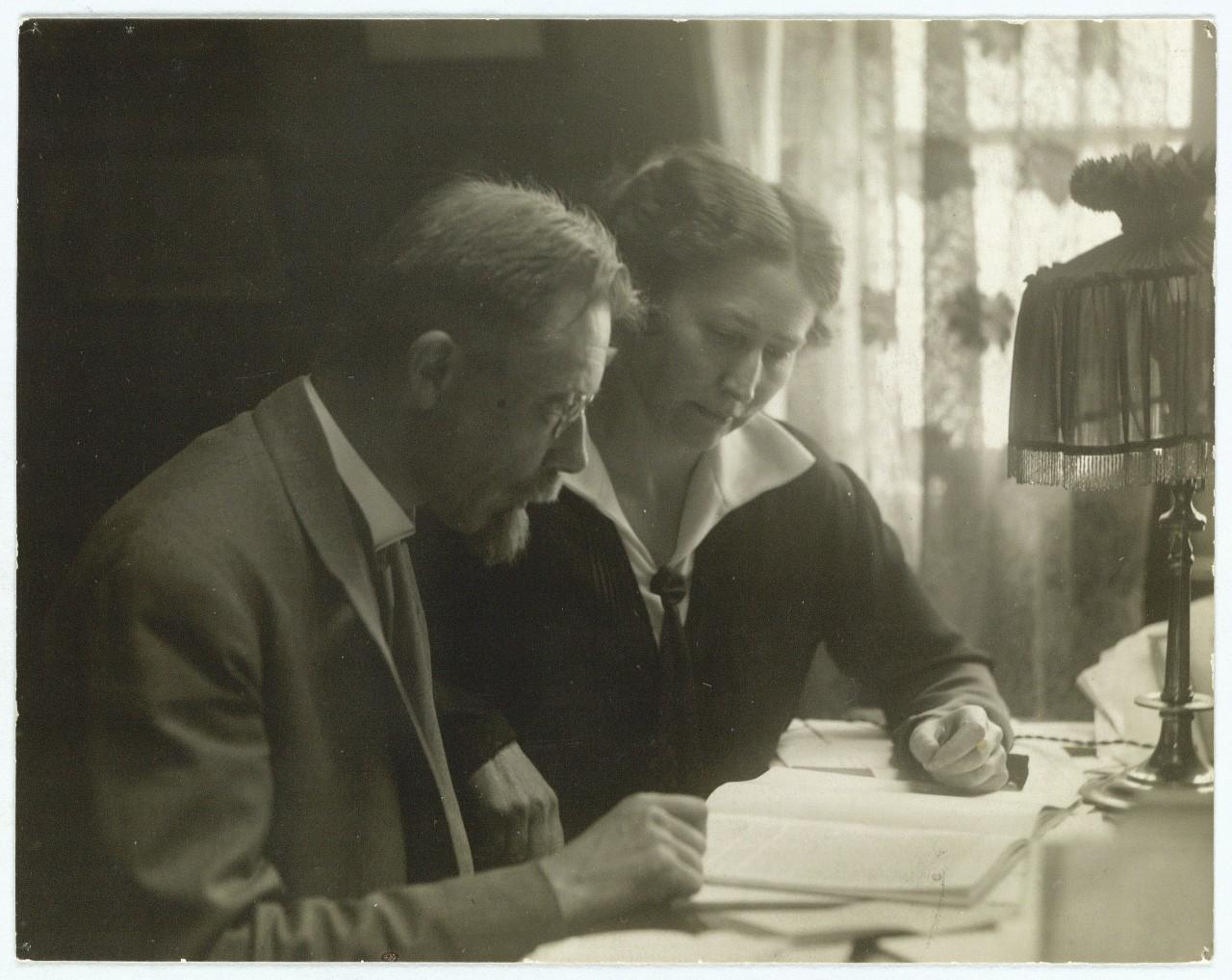 August og Marie Krogh ankommer til København efter deres amerikaturné i vinteren 1922. Med sig i kufferten havde de »opskriften« på insulin, som de havde fået betroet på universitetet i Toronto. (Foto: Det kgl. Bibliotek).