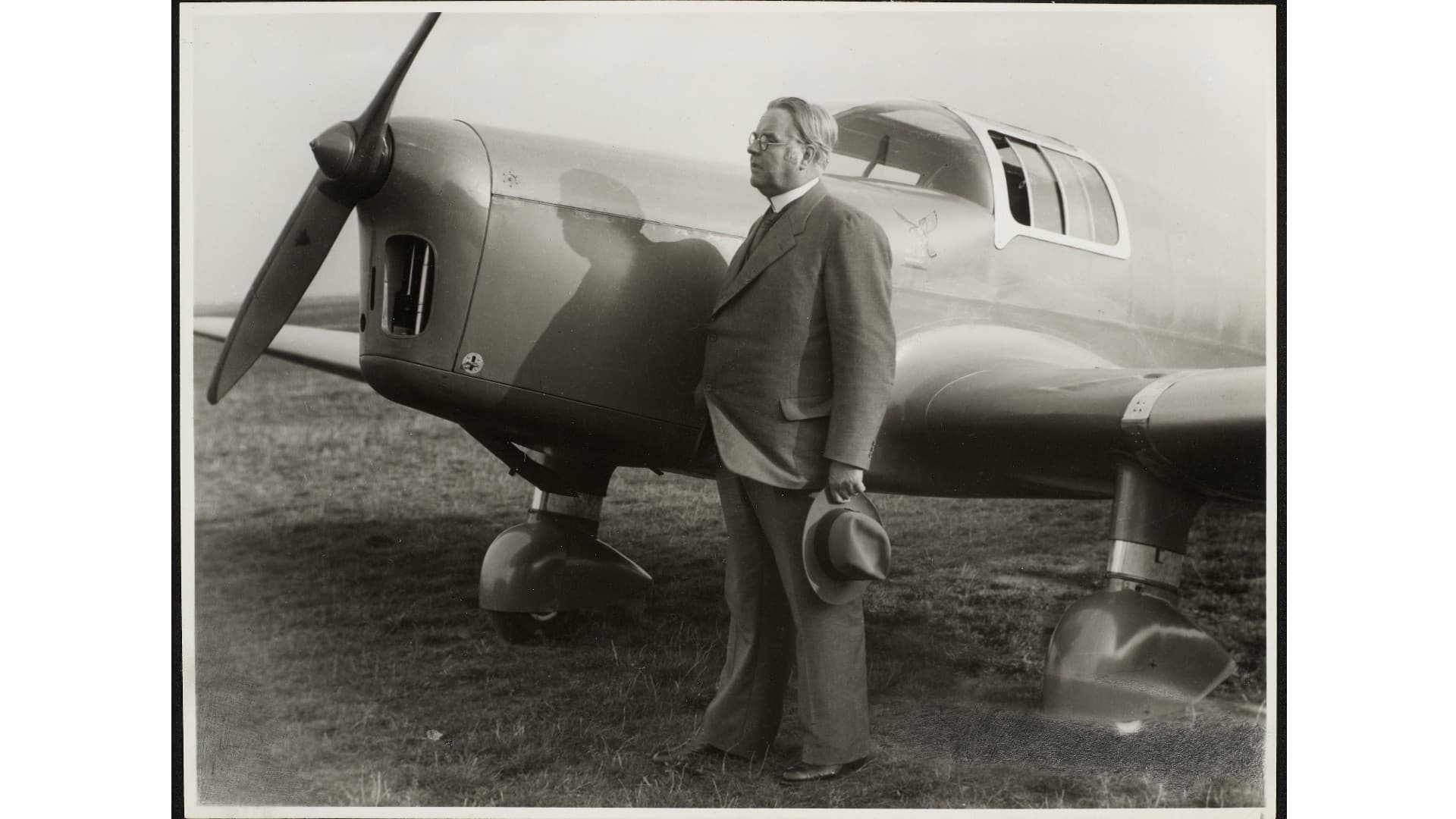 Hans Christian Hagedorn var en imposant herre, der både som forsker og menneske var lidt af en eventyrer. Her ses han ved siden af sin private flyvemaskine. (Foto: Det kgl. Bibliotek).