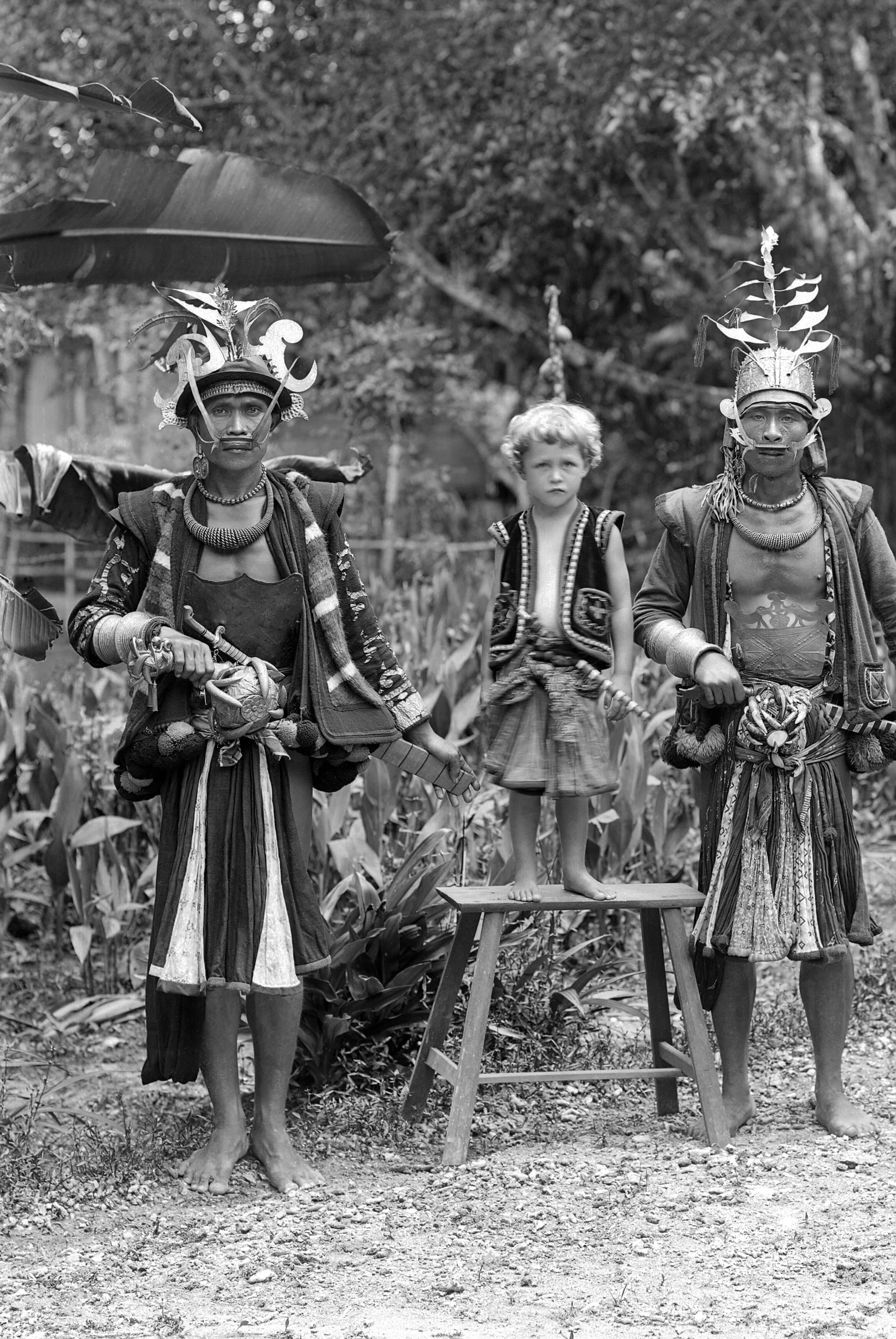 Agners og Elses søn, Per Hjek, udklædt som niaskriger og i selskab med den ægte vare i 1924 (foto: Ho Teng Lin).