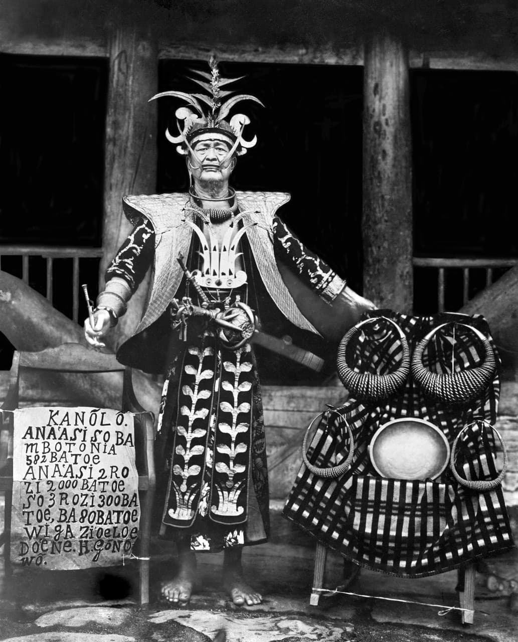 Høvdingen Kanale fremviser sit guld som et prestigesymbol (foto: Ho Teng Lin).