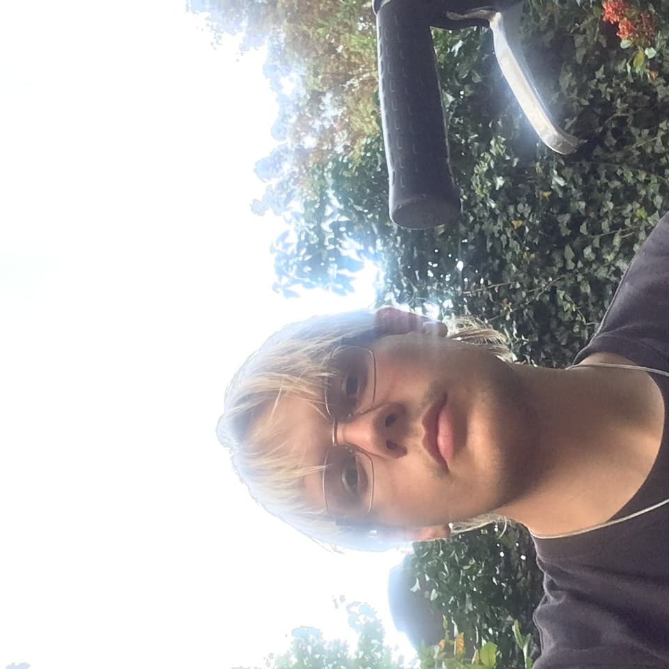 »At slutningen er skrevet fra morens besværede og ofte smukke sprog, handler også om at skrive en lykke frem, en lykke over at være i live«, siger den unge lyriker Lasse Raagaard Jønsson om sin bog »Ssn snnart« (selfie).