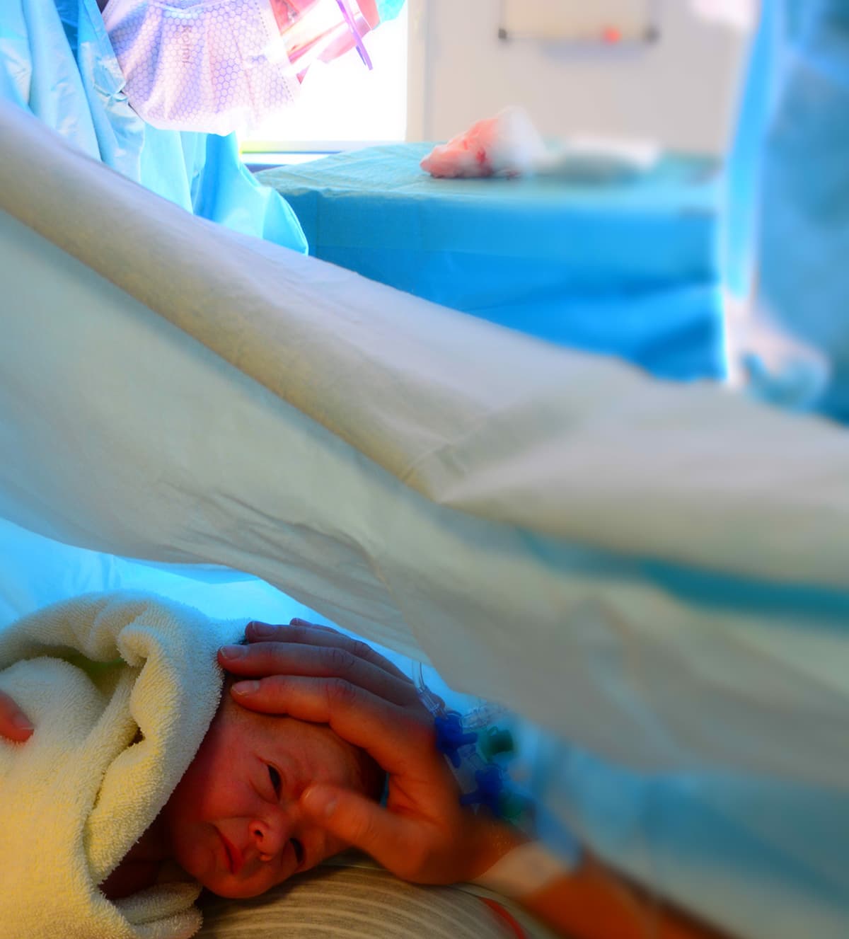 Efter kontrol ved en pædiater blev barnet hurtigt lagt op til mor. Gengivet med tilladelse fra forældrene.