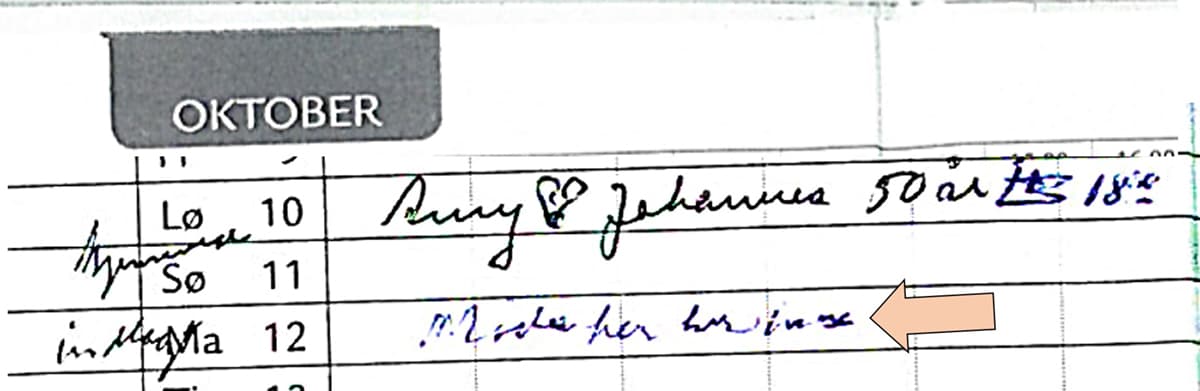 Uddrag fra patientens personlige kalender hvor der ses ændring i velkendte håndskrift til utydelig mikrografi (pil).