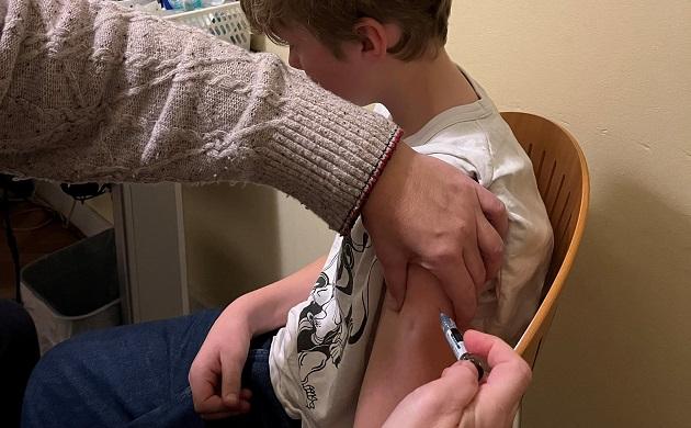 HPV2 12-års vaccination hos egen læge. Foto gengivet med patient og forældres tilladelse
