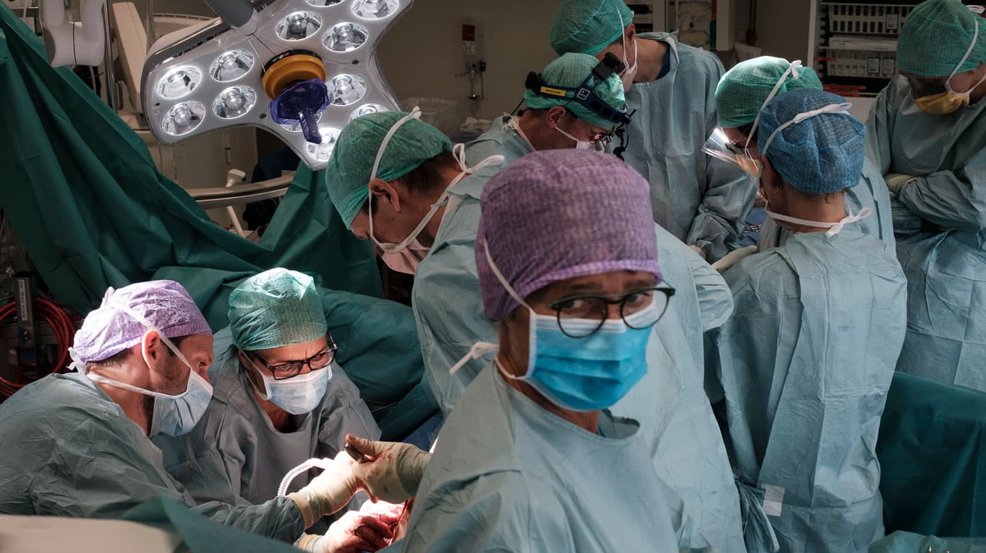 Får kirurgerne den fornødne rutine, og får de lært det fornødne håndværk? Det spørgsmål er blevet relevant efter at mange af de lettere uddannelsesegnede operationer foretages på privathospitalerne, som ikke har uddannelsesforpligtelse. Det bliver der måske lavet om på. Arkivfoto: Jesper Voldgaard