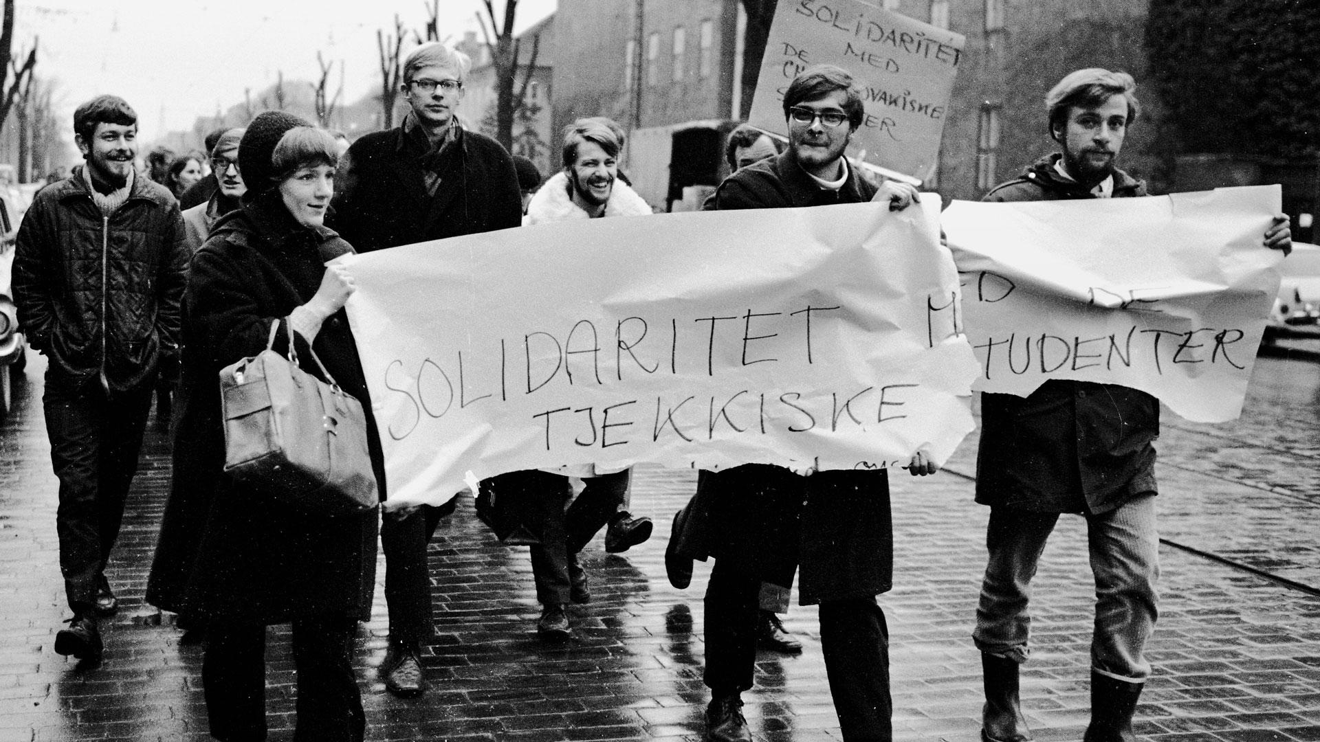 Mine forældre (far forrest til højre i gummistøvler og mor forrest til venstre i hvide træsko) tilsluttede sig ‘68-oprøret. Her ses de i 1968, da danske studerende i solidaritet med de tjekkiske studerende demonstrerede , efter at russerne havde knust foråret i Prag. Foto: Kurt Nielsen/Ritzau Scanpix.