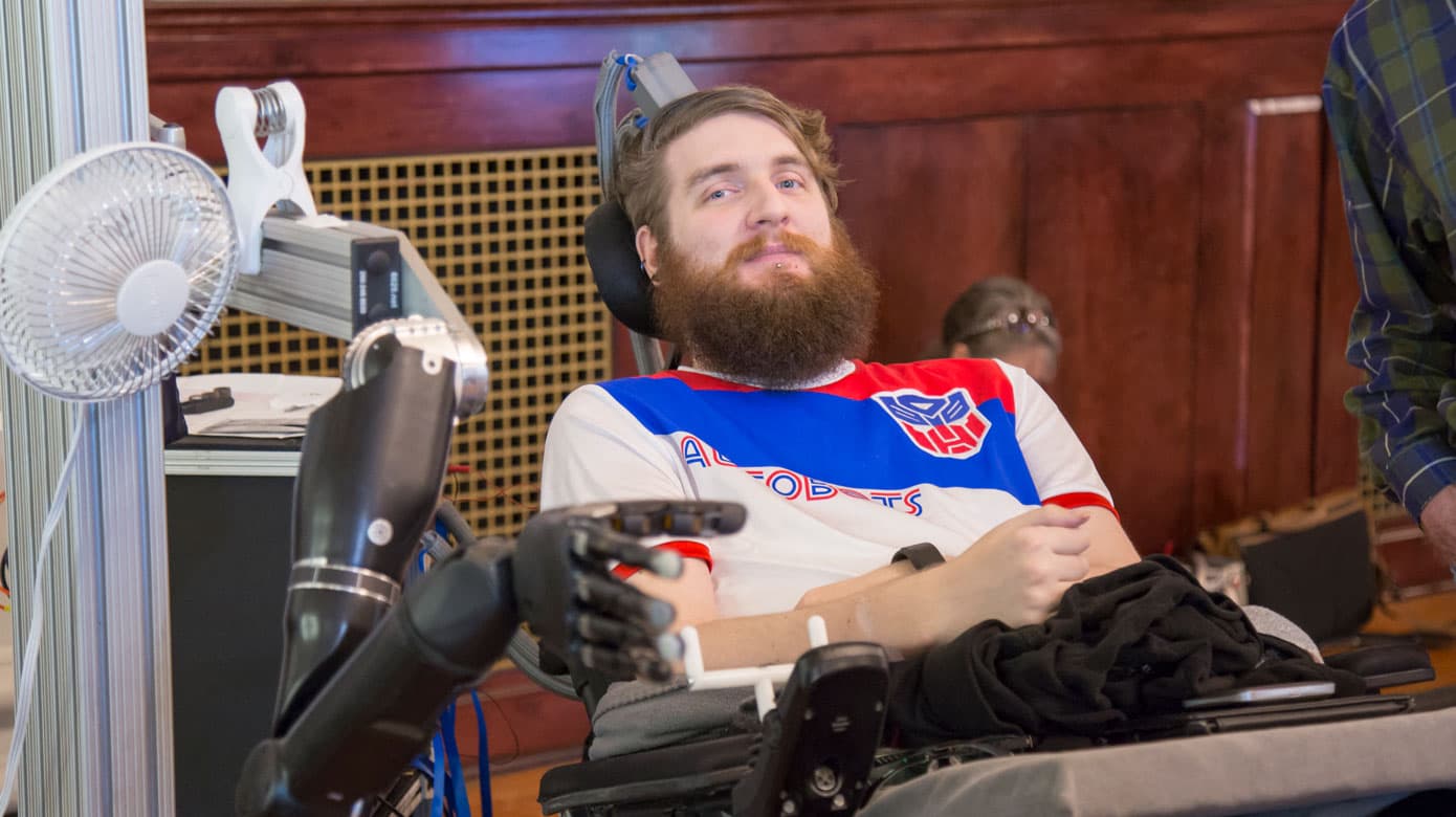 Nathan Copeland med sin robotarm - som han har brugt til at hilse på Barack Obama. Han har sat rekord som den, som har haft et hjerneimplantat i længst tid. I dag holder han foredrag under titlen »Mit cyborg-eventyr«.Foto: Handout/AFP/Ritzau Scanpix