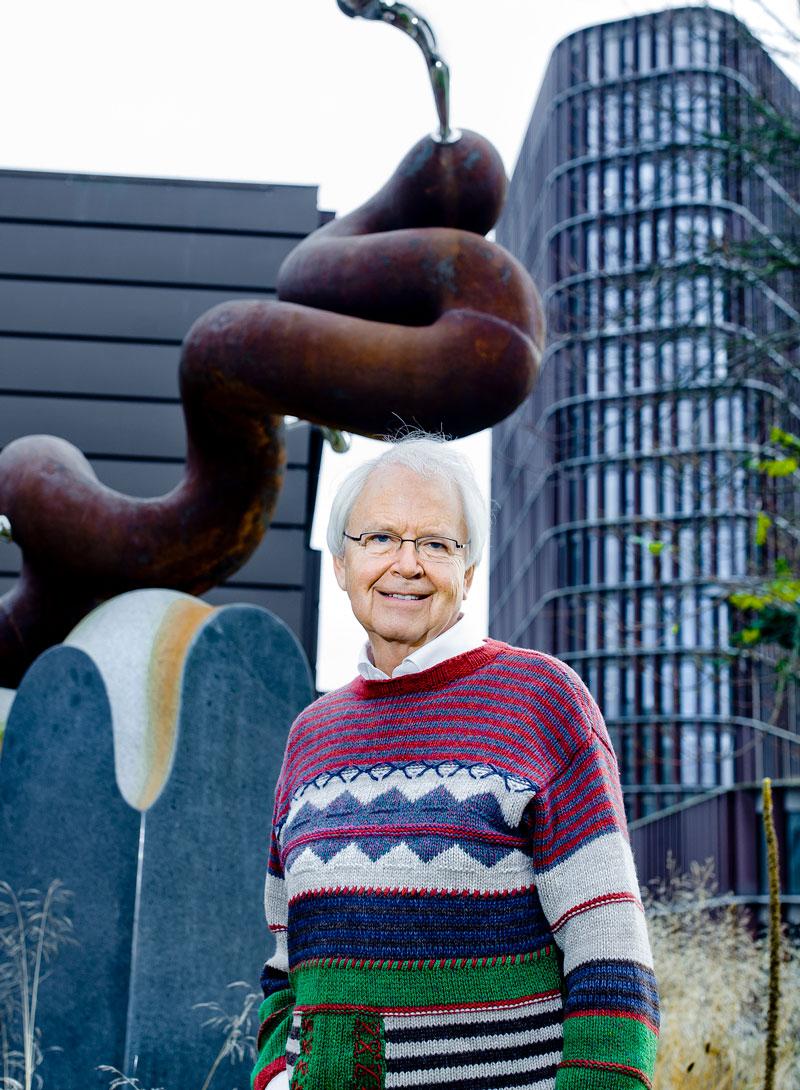 Oluf Borbye Pedersen ved Panum Instituttet. I baggrunden ses Mærsktårnet med de tre etager, som i dag er Center for Basic Metabolic Research. Foto: Claus Boesen.