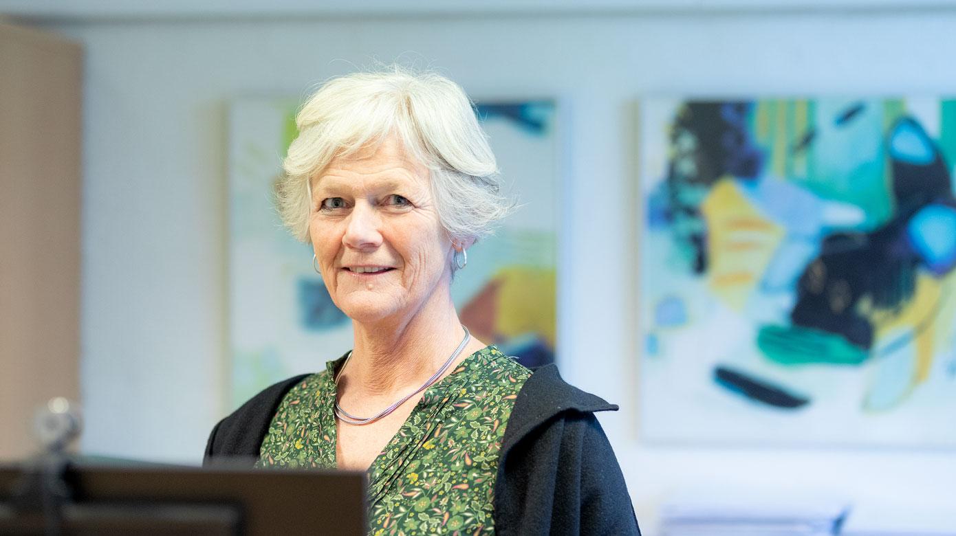 »Noget af det første, vi bør fokusere på, er at styrke indsatsen for at holde på de erfarne psykiatere«, mener Inger Brødsgaard, formand for Overlægeforeningens psykiatriudvalg. Foto: Region Nordjylland
