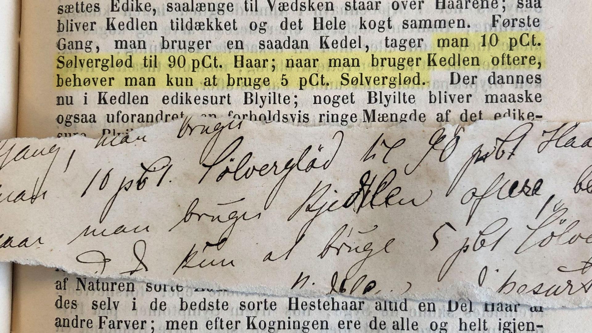 Den afrevne papirlap med stumpen af Triers artikelmanuskript – og den samme tekststump i Ugeskriftets1868-årgang. Foto: Ugeskrift for Læger.