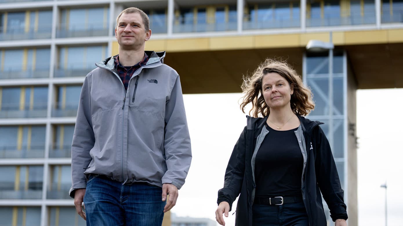 I Gellerup står speciallægerne for de tunge, lægefaglige konsultationer, mens alt andet er uddelegeret. Vi lærer noget hver dag og bruger hele vores værktøjskasse, siger Michael Schriver og Trine Brogaard: Det gør os til dygtigere klinikere, der næsten tænker: »Bare kom med det. Der er ikke noget, vi ikke kan klare«. Foto: Martin Dam Kristensen.