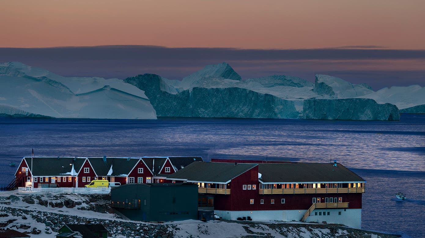 »Solen har ikke været over horisonten i et par uger. Der er kun lys som en tidlig vintermorgen i et par timer på hver side af kl. 13, som er det lyseste tidspunkt, men sneen gør det meget lysere end i Danmark, og her er ingen regn, så det er på ingen måde så mørkt og surt, som det kan være i Danmark. Ilulissat har uden tvivl verdens smukkest beliggende sygehus«. Foto: Klaus Holsting Solen har ikke været over horisonten i et par uger. Der er kun lys som en tidlig vintermorgen i et par timer på hver side af k
