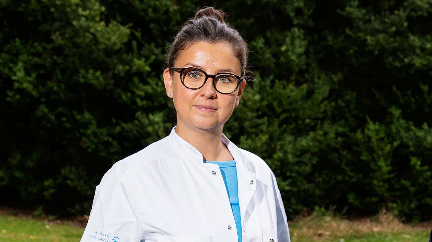 »Både medier og eksperter skal tale med store bogstaver og pege på den potentielle fare ved PFAS-stoffer, men uden at vildlede og tage borgerne som gidsler«, Paula Hammer, afdelingslæge, klinisk toksikolog og ph.d. på Arbejds- og Miljømedicinsk Afdeling og Giftlinjen på Bispebjerg og Frederiksberg Hospital. Foto: Claus Bech.