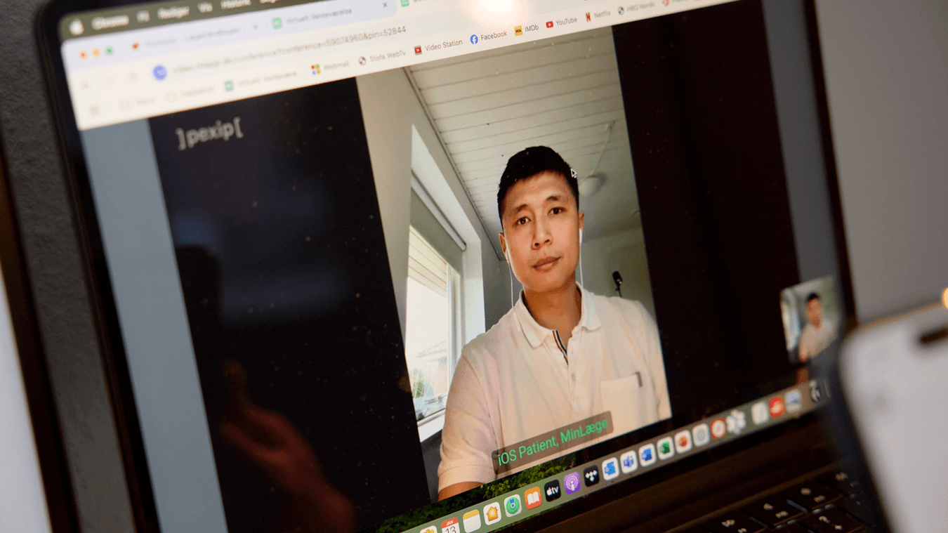 For Jan Witting Wen skaber de tre ugentlige dage som videolæge en god balance i lægelivet. »Jeg var som helt nyuddannet speciallæge på vej til at købe mig ind i en praksis, men da det ikke lykkedes, blev jeg videolæge. Den arbejdsform passer vores familieliv godt. Min kone er også læge, vi har to børn på seks og tre år, og så er det en stor hjælp, at jeg kan stå for hjemmet og børnene tre dage om ugen«. Foto: Robert Wengler