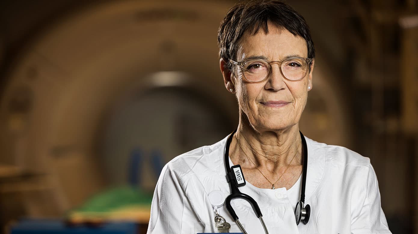 På sygehusene kan omfordelingen af opgaver betyde, at nogle behandlinger tilbydes på færre matrikler – »Men det betyder ikke, at man skal centrere alting om de store sygehuse i de store byer. Hvis vi gør det smart, kan nogle opgaver godt være på et mindre regionssygehus«, siger Susanne Wammen.