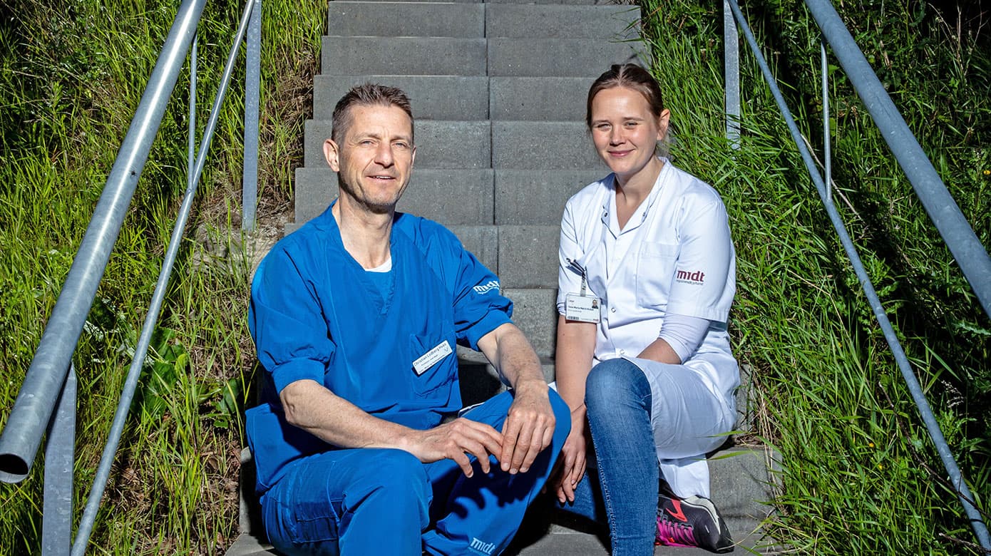 Christian Lodberg Hvas, Klinisk professor og overlæge på Klinisk Medicin på AUH, og Tone Maria Mørck Rubak, læge og ph.d.-studerende på Klinik for Ældresygdomme på AUH, har samarbejdet om at undersøge, hvordan man sikrer den bedste behandling til ældre med Clostridioides difficile. Foto: Jesper Balleby
