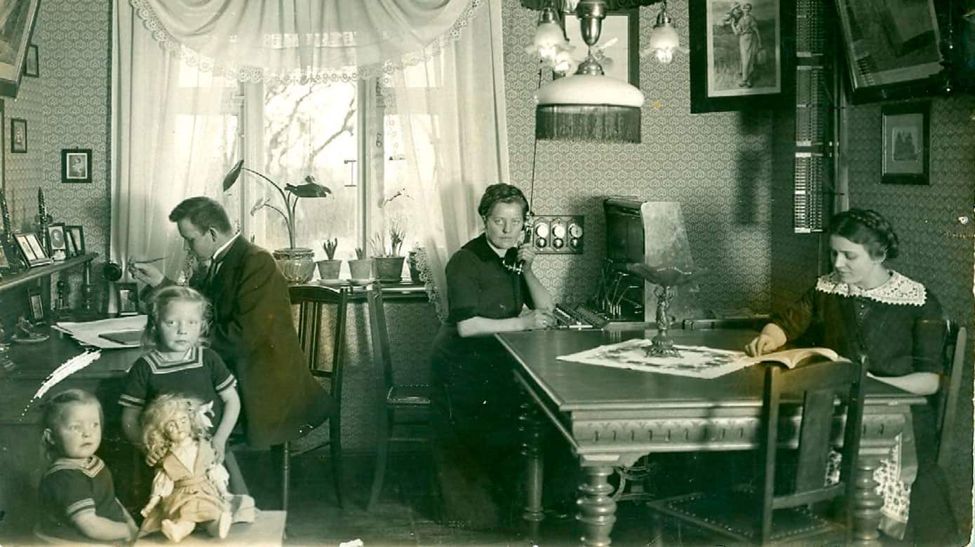 Skræddermesterfamilien Lund plus tjenestepige og børn i Mårslet, 1913. Da telefonen kom til byen, fik fru Lund den betroede opgave som telefonistinde at passe omstillingen fra familiens dagligstue. Lægestanden måtte frygte, at fru Lund derved skulle pådrage sig skader på høreorganet. Foto: Mårslet Egnsarkiv.