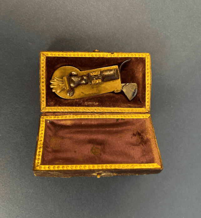 Sneppert til åreladning. Klingen spændes og udløses, så bladet snitter hil på en vene på overgangen mellem over- og underarm. (Steno Museets samlinger nr. 158245/Foto: Steno Museet).