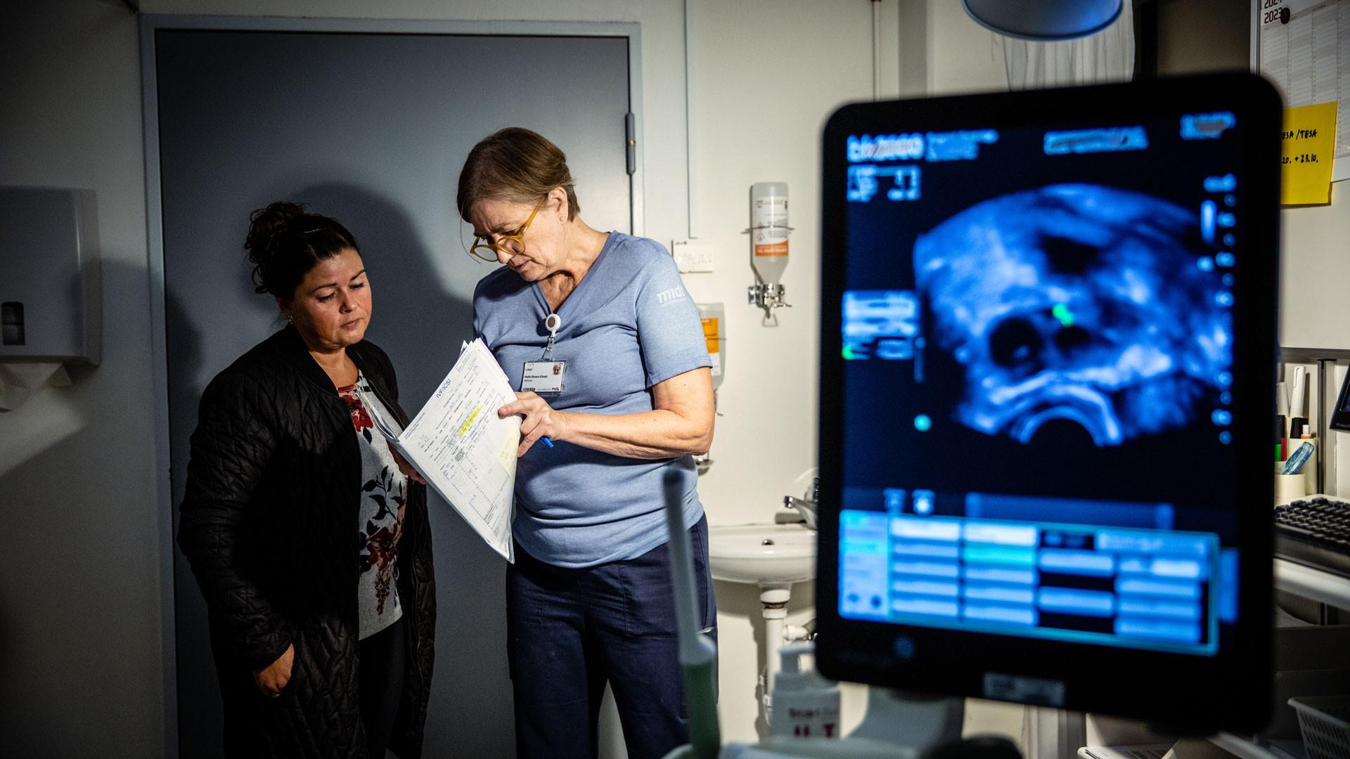 Helle Olesen Elbæk forklarer en patient, hvad ultralydsskanningen har vist, og hvad der skal ske fremadrettet. Foto: Jesper Balleby.