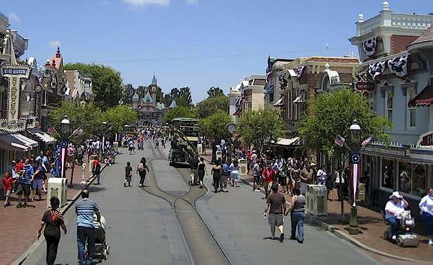 En enkelt uvaccineret besøgende her, i Disneyland Californien, er formentlig årsag til USA's værste mæslingeudbrud i mange år. (Wikimedia)